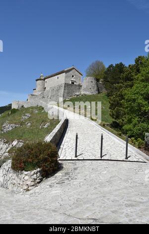 La strada di accesso al castello di Letino, in provincia di Caserta. Foto Stock