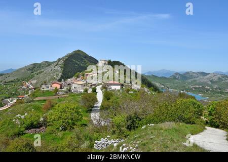 La strada di accesso al castello di Letino, in provincia di Caserta. Foto Stock