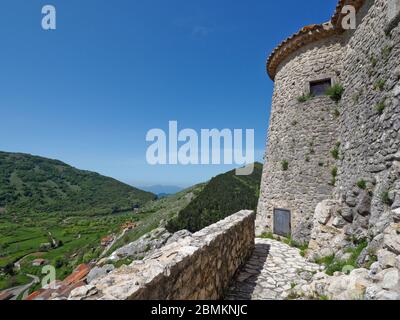 La strada di accesso al castello di Letino, in provincia di Caserta. Foto Stock