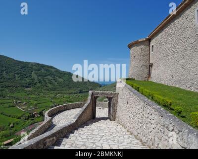 La strada di accesso al castello di Letino, in provincia di Caserta. Foto Stock