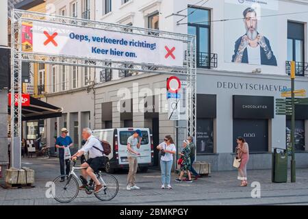 Banner che indica la direzione di camminare per gli acquirenti in strada dello shopping durante 2020 COVID-19 / Pandemic coronavirus, Gand, Belgio Foto Stock