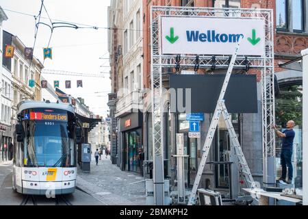 Banner che indica la direzione di camminare per gli acquirenti in strada dello shopping durante 2020 COVID-19 / Pandemic coronavirus, Gand, Belgio Foto Stock