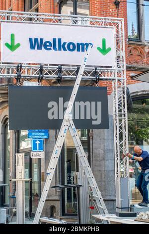 Banner che indica la direzione di camminare per gli acquirenti in strada dello shopping durante 2020 COVID-19 / Pandemic coronavirus, Gand, Belgio Foto Stock