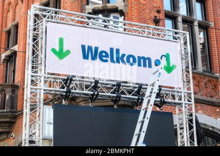 Banner che indica la direzione di camminare per gli acquirenti in strada dello shopping durante 2020 COVID-19 / Pandemic coronavirus, Gand, Belgio Foto Stock