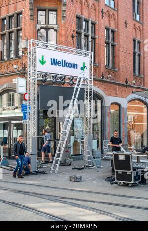 Banner che indica la direzione di camminare per gli acquirenti in strada dello shopping durante 2020 COVID-19 / Pandemic coronavirus, Gand, Belgio Foto Stock