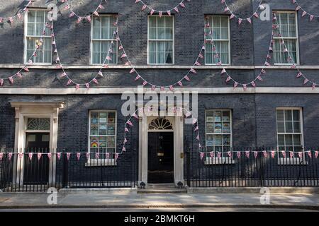 No.10 Downing Street, sede del primo Ministro britannico, decorato con Union Jack bunting per la vittoria in Europa celebrazioni del 75 ° anniversario, Londra Foto Stock
