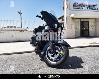 Roma,Italia - 09 maggio 2020: Parcheggiato sul lungomare romano a Ostia Lido una bella moto stradale modello Harley Davidson Screamin Eagle in edizione limitata Foto Stock