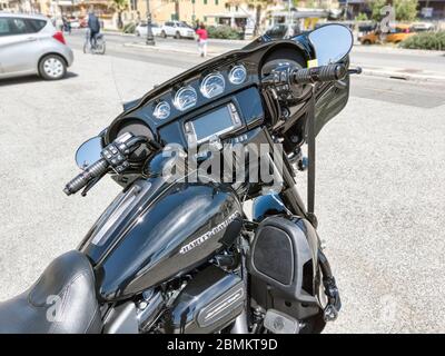 Roma,Italia - 09 maggio 2020: Parcheggiato sul lungomare romano a Ostia Lido una bella moto stradale modello Harley Davidson Screamin Eagle in edizione limitata Foto Stock