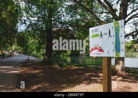 Roath, Cardiff. Covid-19 segni illustranti le misure di distanza sociale a Roath Park, Cardiff. Foto Stock