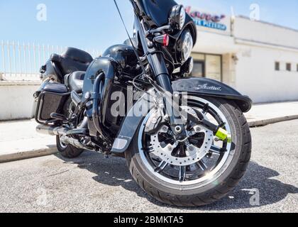 Roma,Italia - 09 maggio 2020: Parcheggiato sul lungomare romano a Ostia Lido una bella moto stradale modello Harley Davidson Screamin Eagle in edizione limitata Foto Stock