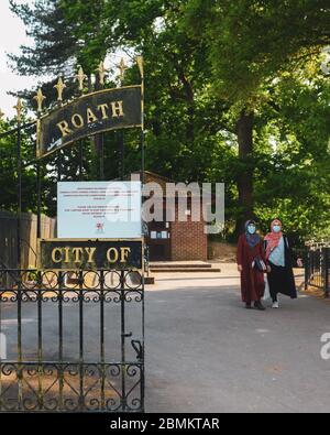 Roath, Cardiff. Covid-19 segni illustranti le misure di distanza sociale a Roath Park, Cardiff. Foto Stock