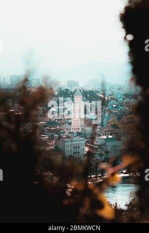 Cattedrale di San domenico a Spalato incorniciata tra rami di albero, vista dall'alto da una vicina collina di marjan Foto Stock