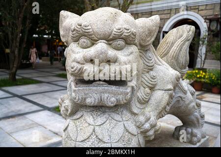 Statua del leone Guardiano al Monastero di po Lin a Ngong Ping sull'isola di Lantau, Hong Kong Foto Stock