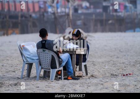 Gaza, Palestina. 9 maggio 2020. I palestinesi rompono il loro digiuno e cenano con il loro iftar sulle rive di Gaza durante il mese sacro musulmano del Ramadan. IFTAR è la cena consumata dalle famiglie alla fine il quotidiano Ramadan veloce. Durante quest'anno i Ramadan Gazan devono affrontare la minaccia del Covid-19, oltre alle consuete interruzioni di corrente e crisi economica. Credit: ZUMA Press, Inc./Alamy Live News Foto Stock