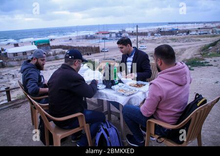 Gaza, Palestina. 9 maggio 2020. I palestinesi rompono il loro digiuno e cenano con il loro iftar sulle rive di Gaza durante il mese sacro musulmano del Ramadan. IFTAR è la cena consumata dalle famiglie alla fine il quotidiano Ramadan veloce. Durante quest'anno i Ramadan Gazan devono affrontare la minaccia del Covid-19, oltre alle consuete interruzioni di corrente e crisi economica. Credit: ZUMA Press, Inc./Alamy Live News Foto Stock