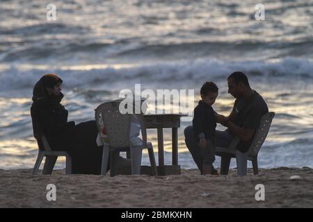 Gaza, Palestina. 9 maggio 2020. I palestinesi rompono il loro digiuno e cenano con il loro iftar sulle rive di Gaza durante il mese sacro musulmano del Ramadan. IFTAR è la cena consumata dalle famiglie alla fine il quotidiano Ramadan veloce. Durante quest'anno i Ramadan Gazan devono affrontare la minaccia del Covid-19, oltre alle consuete interruzioni di corrente e crisi economica. Credit: ZUMA Press, Inc./Alamy Live News Foto Stock