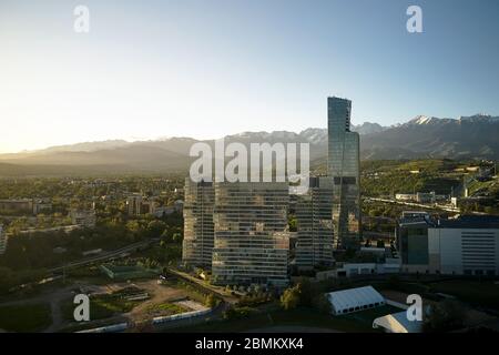 Almaty, Kazakhstan - 8 maggio 2020: Veduta aerea del Centro Affari della Torre di Esentai all'alba. Almaty, Kazakistan. Foto Stock