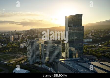 Almaty, Kazakhstan - 8 maggio 2020: Veduta aerea del Centro Affari della Torre di Esentai all'alba. Almaty, Kazakistan. Foto Stock