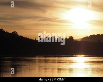 Il sole sorge sul paesaggio del fiume Reno, la città di Stein am Rhein in Svizzera Foto Stock