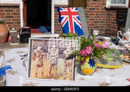 Un tavolo fuori da una casa a North Cheam Surrey, vestito con cimeli del tempo di guerra che celebrano il 75° anniversario della vittoria in Europa. Maggio 2020. Foto Stock