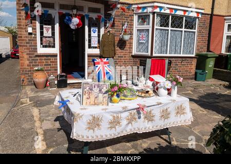 Un tavolo fuori da una casa a North Cheam Surrey, vestito con cimeli del tempo di guerra che celebrano il 75° anniversario della vittoria in Europa. Maggio 2020. Foto Stock