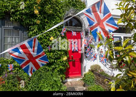 Union Jack Bunting appeso fuori da una casa nel sud-ovest di Londra che celebra il 75° anniversario della vittoria in Europa. Maggio 2012. Foto Stock