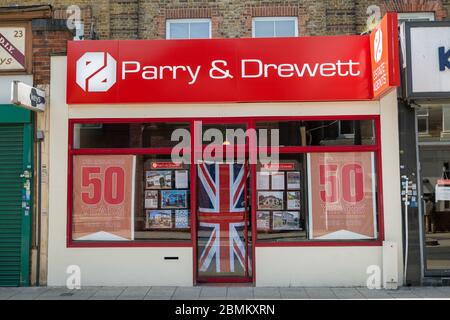 Una finestra agenti immobiliari con una grande bandiera Union Jack che celebra il 75° anniversario della vittoria in Europa. Foto Stock