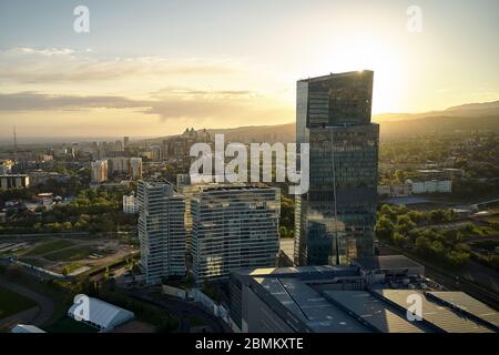 Almaty, Kazakhstan - 8 maggio 2020: Veduta aerea del Centro Affari della Torre di Esentai all'alba. Almaty, Kazakistan. Foto Stock