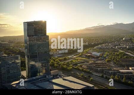 Almaty, Kazakhstan - 8 maggio 2020: Veduta aerea del Centro Affari della Torre di Esentai all'alba. Almaty, Kazakistan. Foto Stock