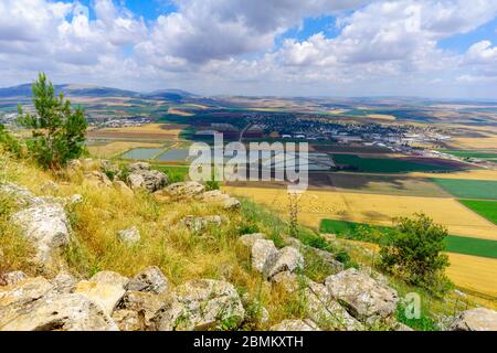 Paesaggio della valle di Jezreel dal Monte Gilboa. Israele del Nord, il testo è: 72 anni per Israele Foto Stock