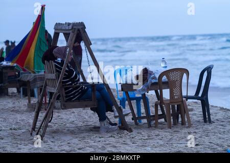 Gaza, Palestina. 9 maggio 2020. I palestinesi rompono il loro digiuno e cenano con il loro iftar sulle rive di Gaza durante il mese sacro musulmano del Ramadan. IFTAR è la cena consumata dalle famiglie alla fine il quotidiano Ramadan veloce. Durante quest'anno i Ramadan Gazan devono affrontare la minaccia del Covid-19, oltre alle consuete interruzioni di corrente e crisi economica. Credit: ZUMA Press, Inc./Alamy Live News Foto Stock