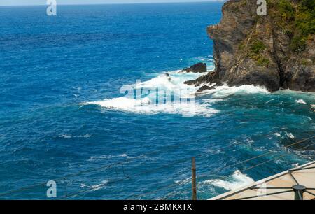 Onde che si infrangono su una costa rocciosa. Onde che si schiantano sulle rocce. Natura, viaggio Foto Stock