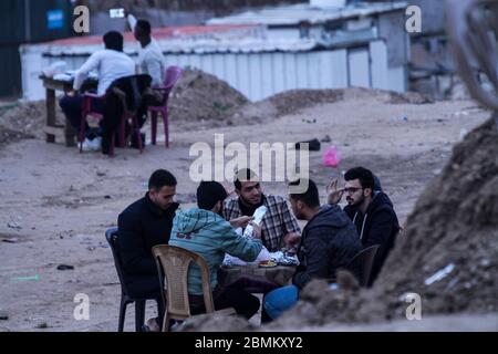 Gaza, Palestina. 9 maggio 2020. I palestinesi rompono il loro digiuno e cenano con il loro iftar sulle rive di Gaza durante il mese sacro musulmano del Ramadan. IFTAR è la cena consumata dalle famiglie alla fine il quotidiano Ramadan veloce. Durante quest'anno i Ramadan Gazan devono affrontare la minaccia del Covid-19, oltre alle consuete interruzioni di corrente e crisi economica. Credit: ZUMA Press, Inc./Alamy Live News Foto Stock