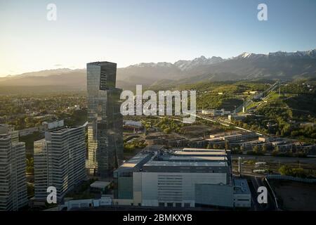 Almaty, Kazakhstan - 8 maggio 2020: Veduta aerea del Centro Affari della Torre di Esentai all'alba. Almaty, Kazakistan. Foto Stock