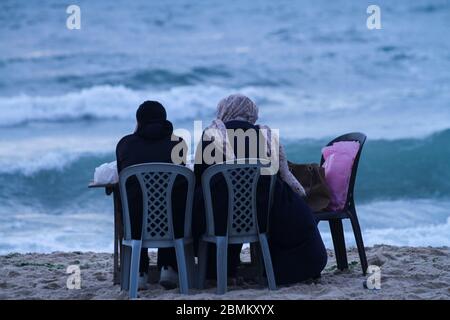 Gaza, Palestina. 9 maggio 2020. I palestinesi rompono il loro digiuno e cenano con il loro iftar sulle rive di Gaza durante il mese sacro musulmano del Ramadan. IFTAR è la cena consumata dalle famiglie alla fine il quotidiano Ramadan veloce. Durante quest'anno i Ramadan Gazan devono affrontare la minaccia del Covid-19, oltre alle consuete interruzioni di corrente e crisi economica. Credit: ZUMA Press, Inc./Alamy Live News Foto Stock