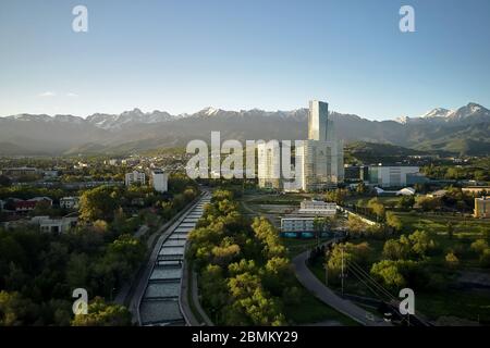 Almaty, Kazakhstan - 8 maggio 2020: Veduta aerea del Centro Affari della Torre di Esentai all'alba. Almaty, Kazakistan. Foto Stock