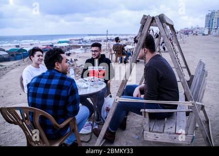 Gaza, Palestina. 9 maggio 2020. I palestinesi rompono il loro digiuno e cenano con il loro iftar sulle rive di Gaza durante il mese sacro musulmano del Ramadan. IFTAR è la cena consumata dalle famiglie alla fine il quotidiano Ramadan veloce. Durante quest'anno i Ramadan Gazan devono affrontare la minaccia del Covid-19, oltre alle consuete interruzioni di corrente e crisi economica. Credit: ZUMA Press, Inc./Alamy Live News Foto Stock