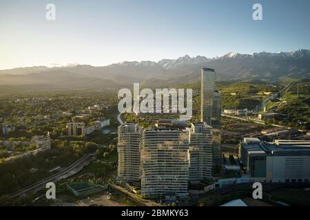 Almaty, Kazakhstan - 8 maggio 2020: Veduta aerea del Centro Affari della Torre di Esentai all'alba. Almaty, Kazakistan. Foto Stock