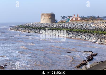 Martello Tower Y bassa marea protetta da armature di roccia difesa costiera, Bawdsey, Suffolk, Inghilterra, Regno Unito Foto Stock