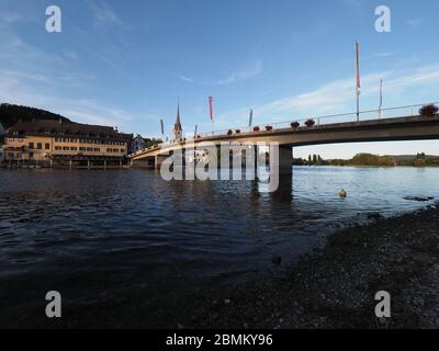 Ponte stradale sul fiume Reno nella città europea DI STEIN am RHEIN, nel cantone di Schaffhausen in SVIZZERA Foto Stock