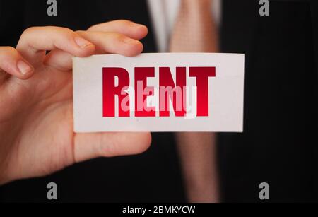 Businessman mostra carta con Word Rent. Immobiliare o autonoleggio concetto di Business Foto Stock