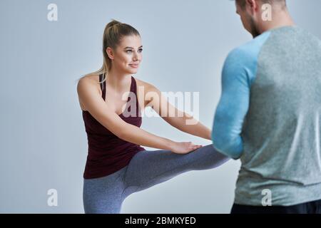 Donna con il suo personal fitness trainer Foto Stock