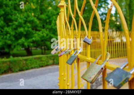 Lucchetto bloccato sulla recinzione - immagine Foto Stock