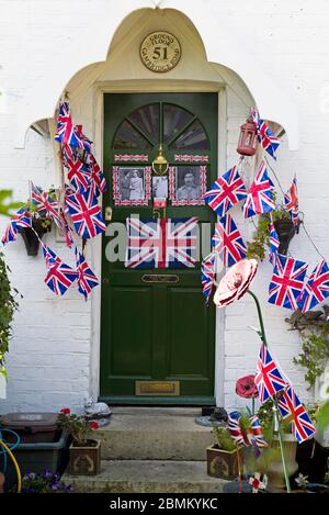 Union Jack Bunting appeso fuori da una casa nel sud-ovest di Londra che celebra il 75° anniversario della vittoria in Europa. Maggio 2012. Foto Stock