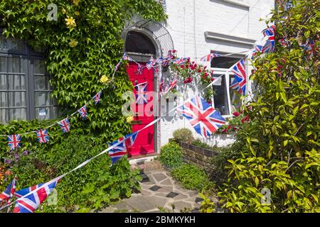 Union Jack Bunting appeso fuori da una casa nel sud-ovest di Londra che celebra il 75° anniversario della vittoria in Europa. Maggio 2012. Foto Stock