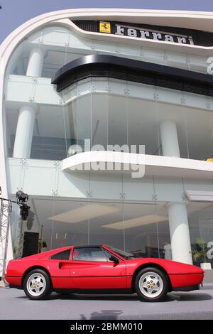 Nuovo showroom ufficiale Ferrari a Dubai, Emirati Arabi Uniti. La struttura su misura è uno dei più grandi showroom Ferrari del mondo. Foto Stock