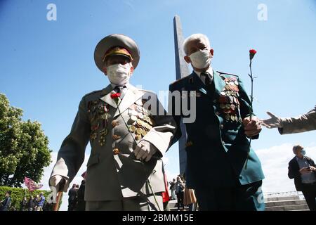 Kiev, Ucraina. 9 maggio 2020. I veterani ucraini partecipano a un evento che ricorda i martiri della seconda guerra mondiale (seconda guerra mondiale) in occasione della Giornata della Vittoria in Europa presso il Parco della gloria eterna di Kiev, Ucraina, 9 maggio 2020. Credit: Sergey Starostenko/Xinhua/Alamy Live News Foto Stock