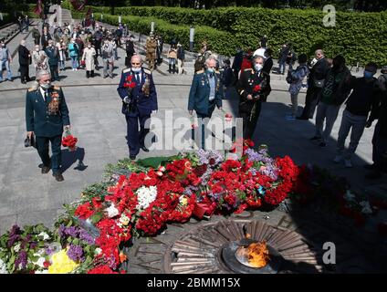 Kiev, Ucraina. 9 maggio 2020. I veterani ucraini partecipano a un evento che ricorda i martiri della seconda guerra mondiale (seconda guerra mondiale) in occasione della Giornata della Vittoria in Europa presso il Parco della gloria eterna di Kiev, Ucraina, 9 maggio 2020. Credit: Sergey Starostenko/Xinhua/Alamy Live News Foto Stock