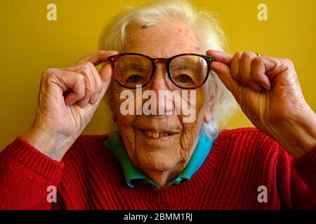 Donna con perdita parziale della vista dovuta alla degenerazione maculare legata all'età Foto Stock