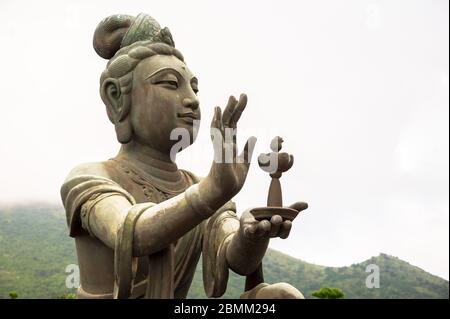 Statue di Guardiani che circondano il Grande Buddha Tian Tan a Ngong Ping sull'isola di Lantau, Hong Kong Foto Stock